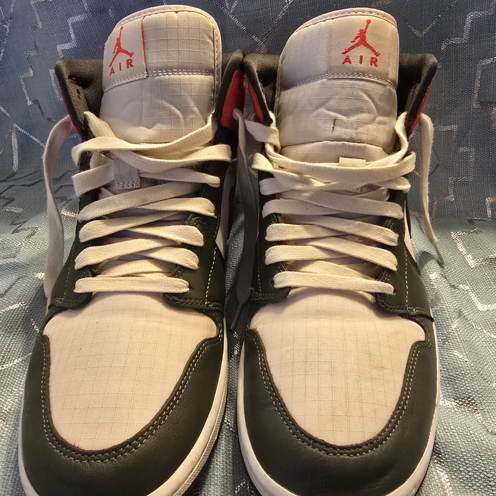 Jordan Men's Black and White Sneakers